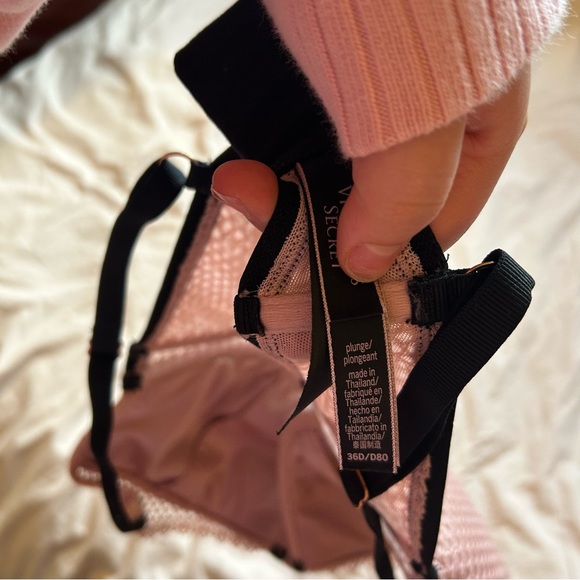 Victoria’s Secret Plunge 36D - Picture 4 of 4